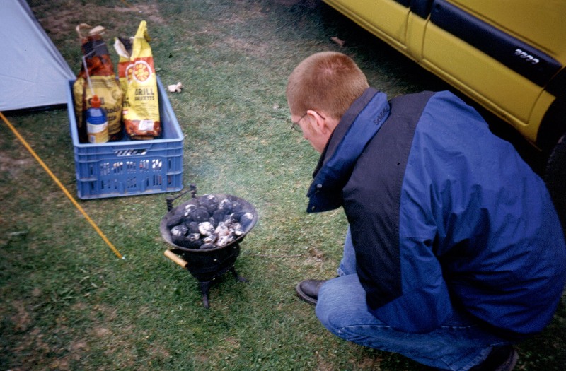 14_volkmar_beim_grillen.jpg